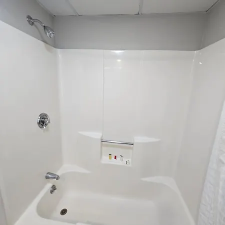 Germaine Inn South Portland Room photo